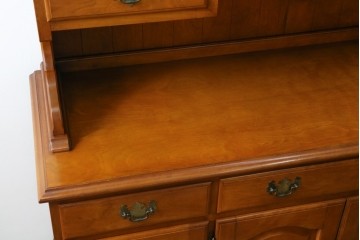 中古　横浜ダニエル(daniel)　イギリスアンティークを彷彿させる佇まいが魅力のカップボード　定価約140万円　(R-068930)