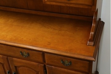 中古　横浜ダニエル(daniel)　イギリスアンティークを彷彿させる佇まいが魅力のカップボード　定価約140万円　(R-068930)