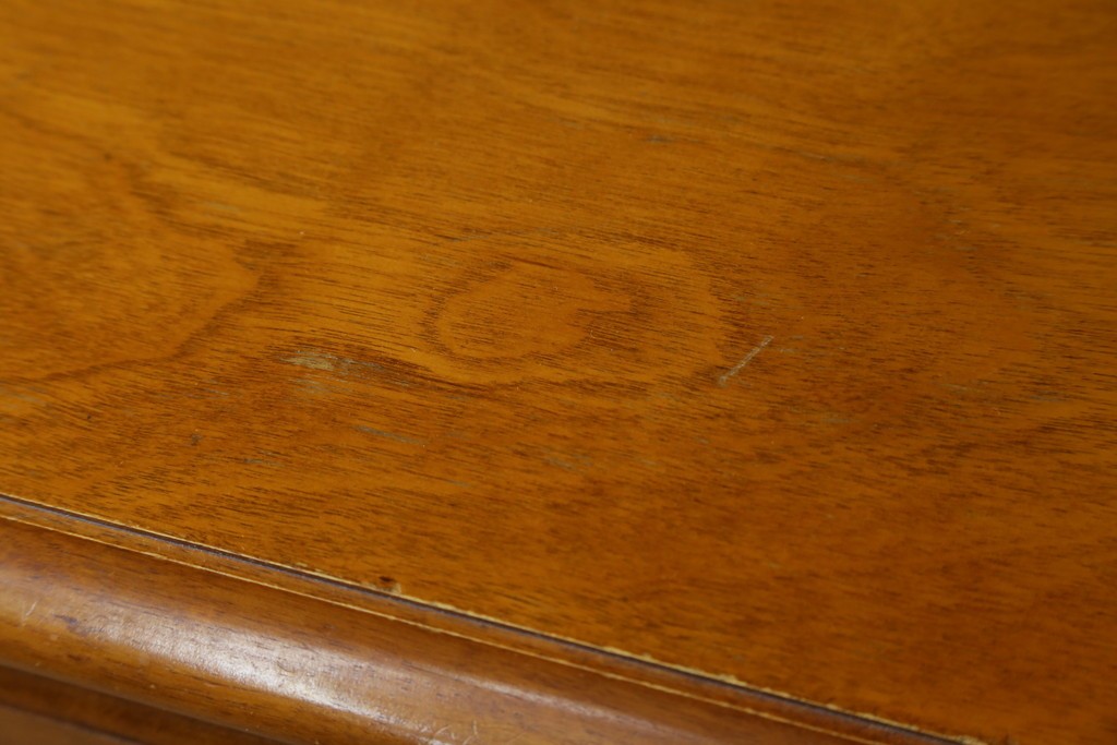 中古　横浜ダニエル(daniel)　イギリスアンティークを彷彿させる佇まいが魅力のカップボード　定価約140万円　(R-068930)