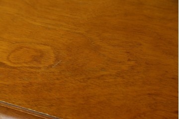 中古　横浜ダニエル(daniel)　イギリスアンティークを彷彿させる佇まいが魅力のカップボード　定価約140万円　(R-068930)