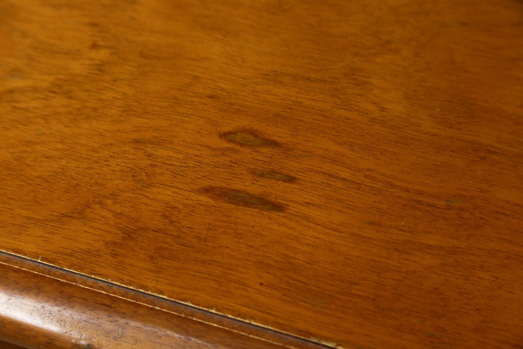 中古　横浜ダニエル(daniel)　イギリスアンティークを彷彿させる佇まいが魅力のカップボード　定価約140万円　(R-068930)