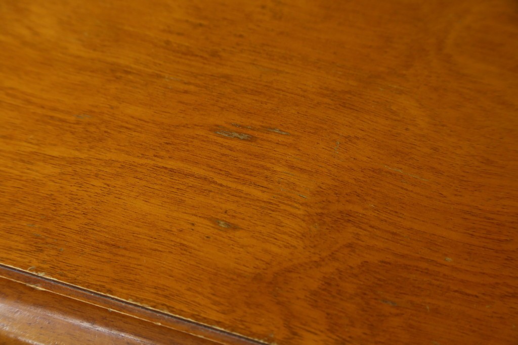 中古　横浜ダニエル(daniel)　イギリスアンティークを彷彿させる佇まいが魅力のカップボード　定価約140万円　(R-068930)