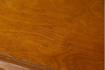 中古　横浜ダニエル(daniel)　イギリスアンティークを彷彿させる佇まいが魅力のカップボード　定価約140万円　(R-068930)