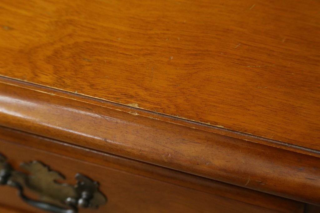 中古　横浜ダニエル(daniel)　イギリスアンティークを彷彿させる佇まいが魅力のカップボード　定価約140万円　(R-068930)