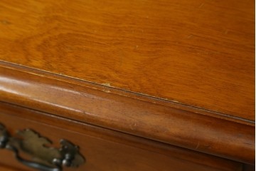 中古　横浜ダニエル(daniel)　イギリスアンティークを彷彿させる佇まいが魅力のカップボード　定価約140万円　(R-068930)