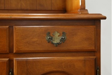 中古　横浜ダニエル(daniel)　イギリスアンティークを彷彿させる佇まいが魅力のカップボード　定価約140万円　(R-068930)