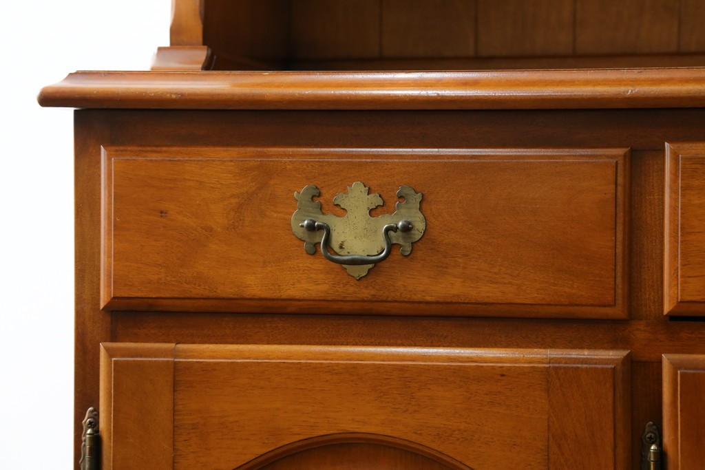 中古　横浜ダニエル(daniel)　イギリスアンティークを彷彿させる佇まいが魅力のカップボード　定価約140万円　(R-068930)