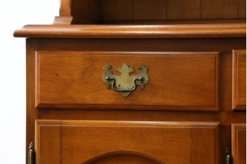 中古　横浜ダニエル(daniel)　イギリスアンティークを彷彿させる佇まいが魅力のカップボード　定価約140万円　(R-068930)