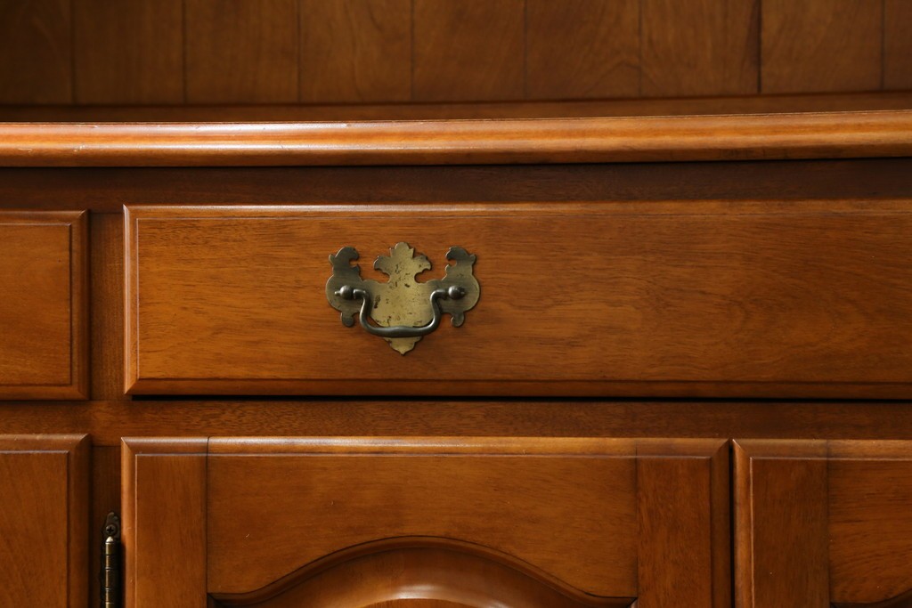 中古　横浜ダニエル(daniel)　イギリスアンティークを彷彿させる佇まいが魅力のカップボード　定価約140万円　(R-068930)