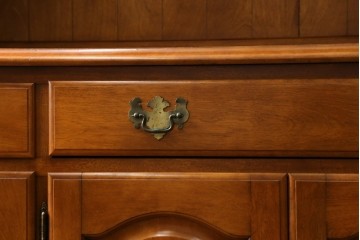 中古　横浜ダニエル(daniel)　イギリスアンティークを彷彿させる佇まいが魅力のカップボード　定価約140万円　(R-068930)