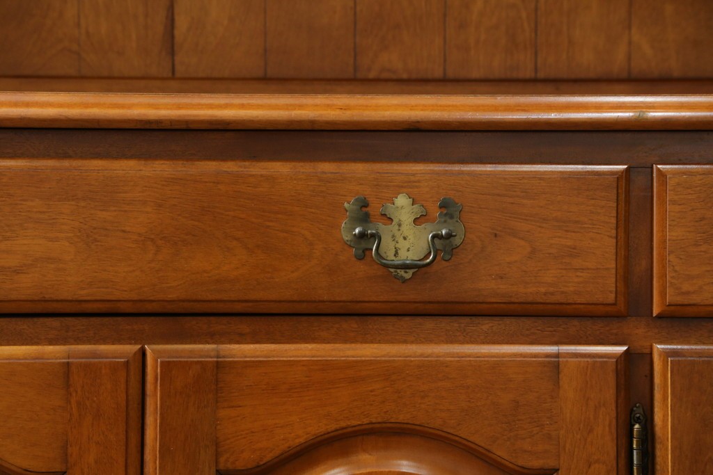 中古　横浜ダニエル(daniel)　イギリスアンティークを彷彿させる佇まいが魅力のカップボード　定価約140万円　(R-068930)