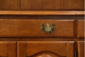 中古　横浜ダニエル(daniel)　イギリスアンティークを彷彿させる佇まいが魅力のカップボード　定価約140万円　(R-068930)