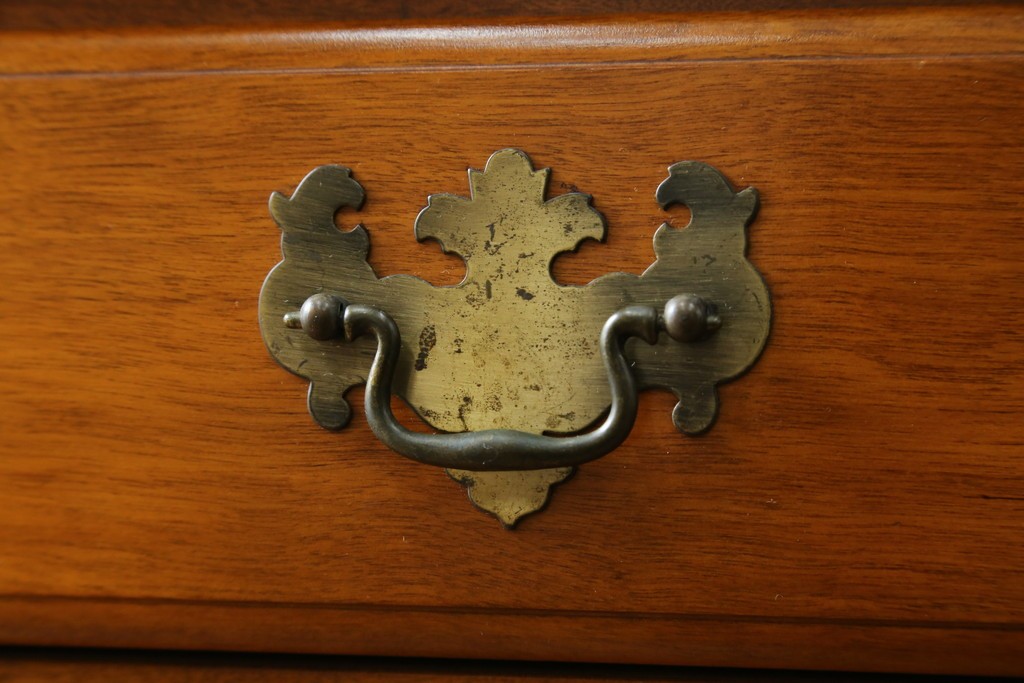 中古　横浜ダニエル(daniel)　イギリスアンティークを彷彿させる佇まいが魅力のカップボード　定価約140万円　(R-068930)