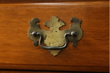 中古　横浜ダニエル(daniel)　イギリスアンティークを彷彿させる佇まいが魅力のカップボード　定価約140万円　(R-068930)