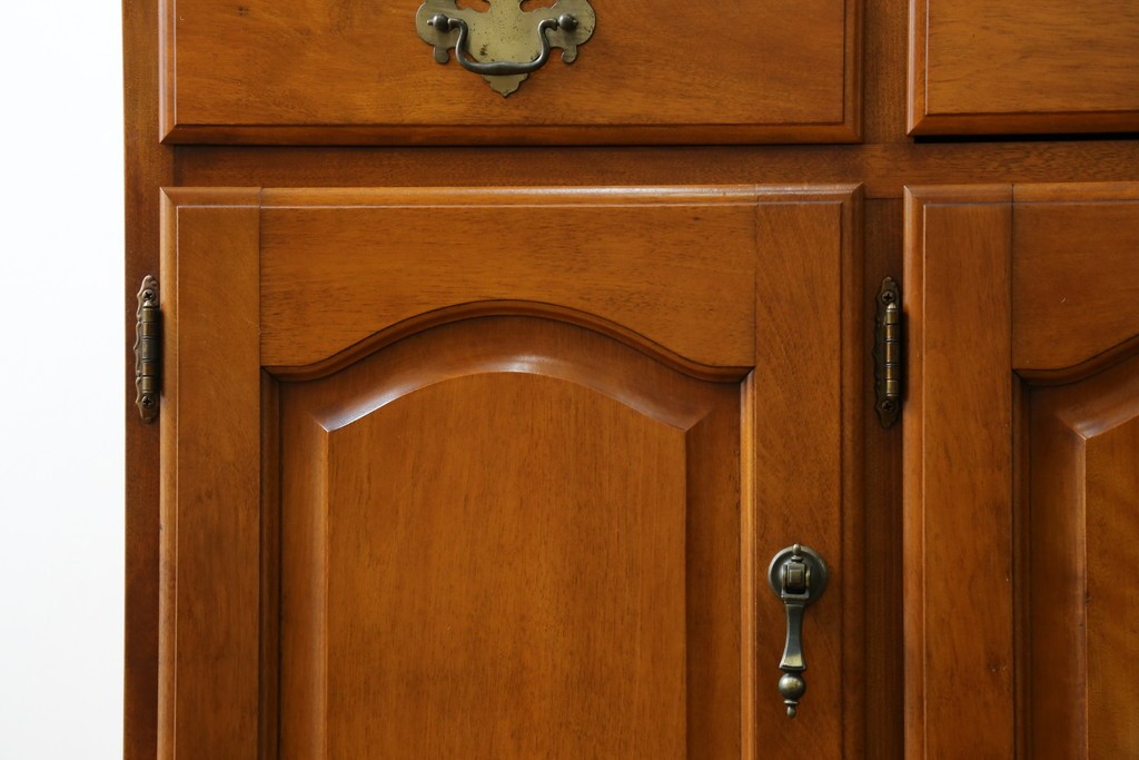 中古　横浜ダニエル(daniel)　イギリスアンティークを彷彿させる佇まいが魅力のカップボード　定価約140万円　(R-068930)