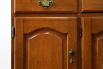 中古　横浜ダニエル(daniel)　イギリスアンティークを彷彿させる佇まいが魅力のカップボード　定価約140万円　(R-068930)