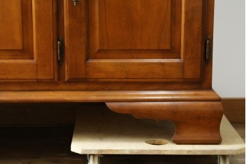 中古　横浜ダニエル(daniel)　イギリスアンティークを彷彿させる佇まいが魅力のカップボード　定価約140万円　(R-068930)