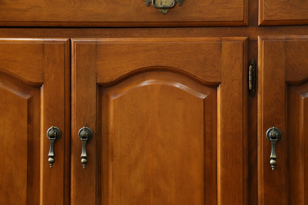 中古　横浜ダニエル(daniel)　イギリスアンティークを彷彿させる佇まいが魅力のカップボード　定価約140万円　(R-068930)