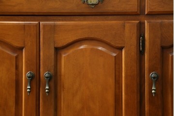 中古　横浜ダニエル(daniel)　イギリスアンティークを彷彿させる佇まいが魅力のカップボード　定価約140万円　(R-068930)