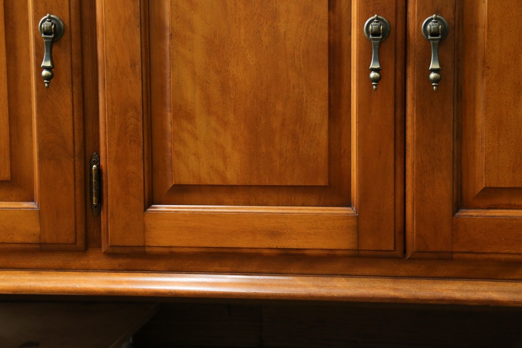 中古　横浜ダニエル(daniel)　イギリスアンティークを彷彿させる佇まいが魅力のカップボード　定価約140万円　(R-068930)