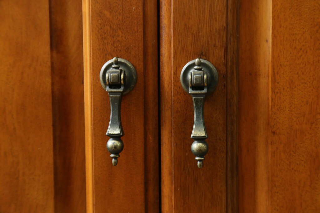 中古　横浜ダニエル(daniel)　イギリスアンティークを彷彿させる佇まいが魅力のカップボード　定価約140万円　(R-068930)