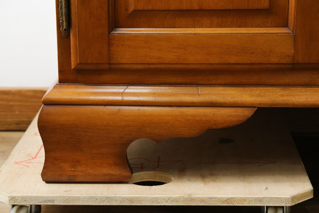 中古　横浜ダニエル(daniel)　イギリスアンティークを彷彿させる佇まいが魅力のカップボード　定価約140万円　(R-068930)