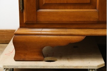 中古　横浜ダニエル(daniel)　イギリスアンティークを彷彿させる佇まいが魅力のカップボード　定価約140万円　(R-068930)