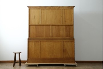 中古　横浜ダニエル(daniel)　イギリスアンティークを彷彿させる佇まいが魅力のカップボード　定価約140万円　(R-068930)