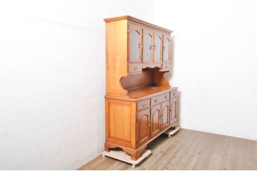 中古　横浜ダニエル(daniel)　イギリスアンティークを彷彿させる佇まいが魅力のカップボード(キャビネット、収納棚、食器棚)(定価約140万円)(R-068930)