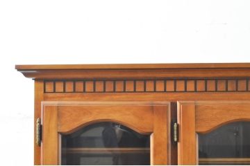 中古　横浜ダニエル(daniel)　イギリスアンティークを彷彿させる佇まいが魅力のカップボード(キャビネット、収納棚、食器棚)(定価約140万円)(R-068930)