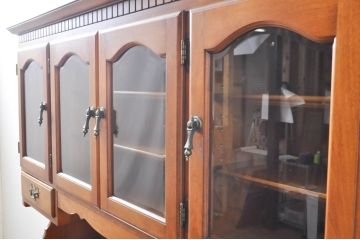 中古　横浜ダニエル(daniel)　イギリスアンティークを彷彿させる佇まいが魅力のカップボード(キャビネット、収納棚、食器棚)(定価約140万円)(R-068930)