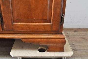 中古　横浜ダニエル(daniel)　イギリスアンティークを彷彿させる佇まいが魅力のカップボード(キャビネット、収納棚、食器棚)(定価約140万円)(R-068930)
