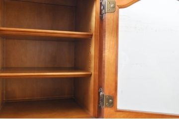 中古　横浜ダニエル(daniel)　イギリスアンティークを彷彿させる佇まいが魅力のカップボード(キャビネット、収納棚、食器棚)(定価約140万円)(R-068930)