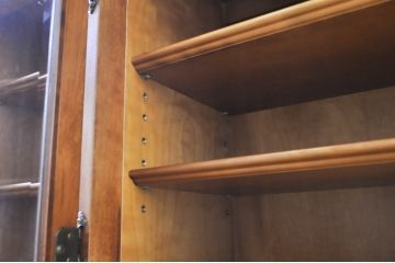 中古　横浜ダニエル(daniel)　イギリスアンティークを彷彿させる佇まいが魅力のカップボード(キャビネット、収納棚、食器棚)(定価約140万円)(R-068930)