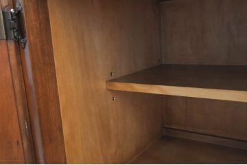 中古　横浜ダニエル(daniel)　イギリスアンティークを彷彿させる佇まいが魅力のカップボード(キャビネット、収納棚、食器棚)(定価約140万円)(R-068930)