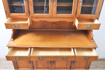 中古　横浜ダニエル(daniel)　イギリスアンティークを彷彿させる佇まいが魅力のカップボード(キャビネット、収納棚、食器棚)(定価約140万円)(R-068930)