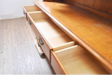 中古　横浜ダニエル(daniel)　イギリスアンティークを彷彿させる佇まいが魅力のカップボード(キャビネット、収納棚、食器棚)(定価約140万円)(R-068930)