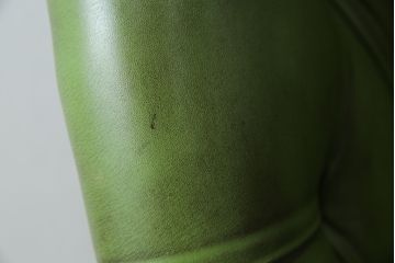 中古　美品　スペイン製　バロッサバレンティ(VARO,S.A. VALENTI)　本革　ラグジュアリーな空間を演出する1人掛けレザーソファとフットスツールのセット(一人掛けソファ、パーソナルチェア、ラウンジチェア、アームチェア、椅子、イス、オットマン)(定価約76万円)(R-068938)