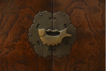 アジアンビンテージ　アンティーク調　魚の形をした南京錠が魅力的な李朝箪笥(李朝タンス、李朝家具、バンダチ、収納棚、戸棚、店舗什器、ヴィンテージ)(R-068940)