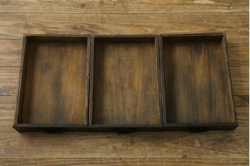 アジアンビンテージ　アンティーク調　深みのある色合いが存在感抜群の引出し付き李朝箪笥　(R-068942)