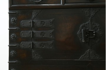 アジアンビンテージ　アンティーク調　深みのある色合いが存在感抜群の引出し付き李朝箪笥　(R-068942)