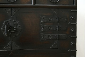 アジアンビンテージ　アンティーク調　深みのある色合いが存在感抜群の引出し付き李朝箪笥　(R-068942)