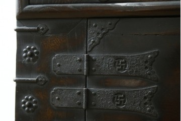 アジアンビンテージ　アンティーク調　深みのある色合いが存在感抜群の引出し付き李朝箪笥　(R-068942)