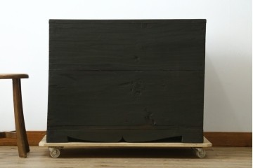 アジアンビンテージ　アンティーク調　深みのある色合いが存在感抜群の引出し付き李朝箪笥　(R-068942)
