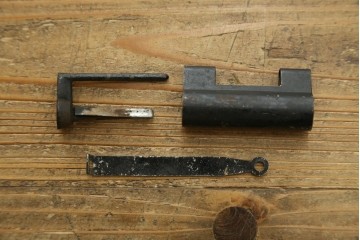 アジアンビンテージ　アンティーク調　深みのある色合いが存在感抜群の引出し付き李朝箪笥　(R-068942)