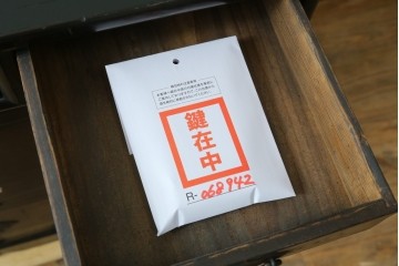 アジアンビンテージ　アンティーク調　深みのある色合いが存在感抜群の引出し付き李朝箪笥　(R-068942)