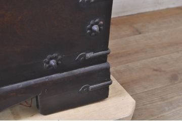 アジアンビンテージ　アンティーク調　深みのある色合いが存在感抜群の引出し付き李朝箪笥(李朝タンス、李朝家具、バンダチ、収納棚、戸棚、サイドボード、サイドキャビネット、リビングボード、店舗什器、ヴィンテージ)(R-068942)