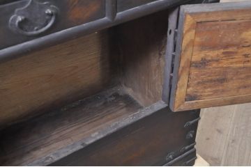 アジアンビンテージ　アンティーク調　深みのある色合いが存在感抜群の引出し付き李朝箪笥(李朝タンス、李朝家具、バンダチ、収納棚、戸棚、サイドボード、サイドキャビネット、リビングボード、店舗什器、ヴィンテージ)(R-068942)