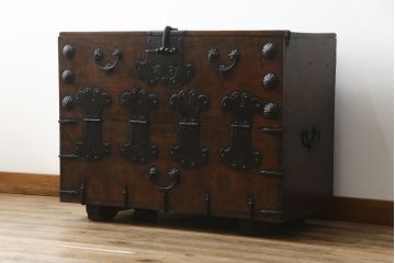 アンティーク家具　アジアン家具　希少!!　李朝　朝鮮美術　松材　無垢材　金具の立派なバンダチ(バンダジ、半閉櫃、銭箱、李朝箪笥、時代箪笥、収納箪笥、収納棚、サイドボード)(R-068943)