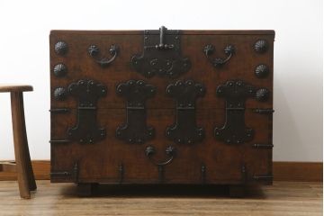 アンティーク家具　アジアン家具　希少!!　李朝　朝鮮美術　松材　無垢材　金具の立派なバンダチ(バンダジ、半閉櫃、銭箱、李朝箪笥、時代箪笥、収納箪笥、収納棚、サイドボード)(R-068943)